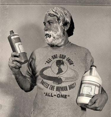 1960s/70s - El jabón del Dr. Bronner se convierte en el jabón icónico de la época. Los jóvenes surgen de la llamada de la etiqueta para la paz. La planta se traslada a Escondido, California. Jim se convierte en vicepresidente de R&D and Production.